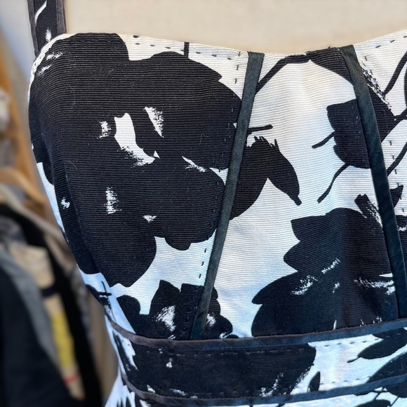 TAHARI ~ ARTHUR S. LEVINE ~ Black and White Floral Print Dress ~ Size 10 - Picture 3 of 4